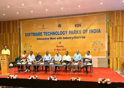 ये खबर आईटी कम्पनियों में रोजगार के लिए घर से दूर, युवाओं